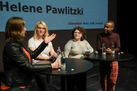 Zudem gab es ein Podiumsgespräch mit (v. r. )Tarik Tesfu, Hengameh Yaghoobifarah und Carissa Wagner, das von Journalistin Helene Pawlitzki (links) moderiert wurde; Foto: Michael Gstettenbauer