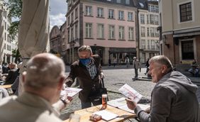 Der Oberbürgermeister Thomas Geisel verteilte wiederverwendbare Masken in der Altstadt; Foto: Lars Heidrich