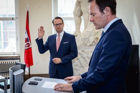 Dr. Michael Rauterkus (l.), Düsseldorfs neuer Beigeordneter für Wirtschaft, Digitalisierung, Personal und Organisation, legt im Jan-Wellem-Saal des Rathauses den Amtseid ab; Foto: Zanin