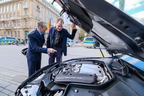 Oberbürgermeister Dr. Stephan Keller sowie der Leiter der Direktion Verkehr des Polizeipräsidiums, Jürgen Lankes, überzeugten sich vor Ort von der erfolgreichen Arbeit der Einsatzkräfte bei der gemeinsamen Aktion; Fotos: Gstettenbauer