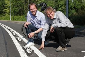 Nehmen den neuen geschützten Radweg an der Karlsruher Straße in Augenschein: Mobilitätsdezernent Jochen Kral (re.) und Florian Reeh, Leiter des Amtes für Verkehrsmanagement. Foto: David Young