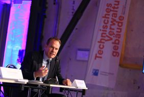 Oberbürgermeister Dr. Stephan Keller eröffnete mit einem Grußwort am Dienstag, 20. September, die zweitägige Preisgerichtssitzung zum Neubau des Technischen Verwaltungsgebäudes und fand lobende Worte für die Wettbewerbsarbeiten. Foto: Ingo Lammert