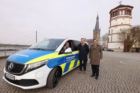 Ordnungsdezernent Christian Zaum, Ordnungsamtsleiter Dr. Sebastian Veelken und René Griesbach von der Abteilung Außendienste mit dem neuen Mercedes E-Van. Foto: David Young
