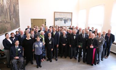 Bürgermeister Josef Hinkel (M.) begrüßte am Freitag, 15. Mai 2026, eine internationale Delegation des Lazarus-Orden im Jan-Wellem-Saal des Düsseldorfer Rathauses, Foto: Lammert