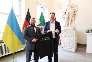 OB Dr. Stephan Keller (r.) hat am Freitag, 12. Juni 2026, den stellvertretenden Minister für Veteranenangelegenheiten der Ukraine, Ruslan Prychodko, anlässlich der Invictus Games im Jan-Wellem-Saal des Rathauses empfangen. Foto: LHD/Ingo Lammert