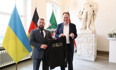 OB Dr. Stephan Keller (r.) hat am Freitag, 12. Juni 2026, den stellvertretenden Minister für Veteranenangelegenheiten der Ukraine, Ruslan Prykhodko, anlässlich der Invictus Games im Jan-Wellem-Saal des Rathauses empfangen. Foto: LHD/Ingo Lammert