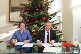 Ministerin Ina Scharrenbach und Oberbürgermeister Thomas Geisel unterzeichneten am 23. November die Zielvereinbarung zur Förderung des Sozialen Wohnungsbaus. Foto: Lammert