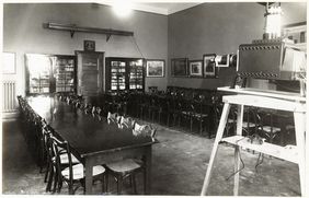 Klassenraum der VHS in der Kunstgewerbeschule am Friedrichplatz (heute Grabbeplatz) um 1920; Foto: Stadtarchiv Düsseldorf