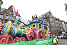 "Unser Rad schlägt um die Welt" - die Karnevalisten in der Landeshauptstadt feiern ihren Rosenmontagszug 2020; Foto: Melanie Zanin