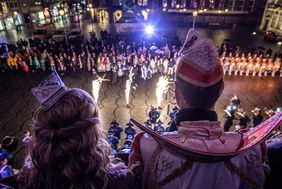 Mit dem "Närrischen Zapfenstreich" wurde das Prinzenpaar Venetia Jula und Prinz Axel I. von OB Thomas Geisel und Michael Laumen, Präsident des CC, sowie zahlreichen Jecken auf dem Düsseldorfer Marktplatz offiziell verabschiedet; Foto: Uwe Schaffmeister