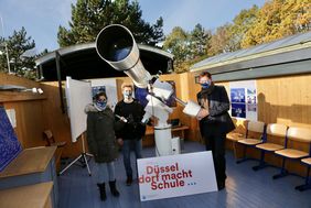 Stadtdirektor Burkhard Hintzsche (r.) freut sich mit den Schülern Soumaya Lemlili und Felix Warnke über die Neueröffnung der Sternwarte am Schloß-Gymnasium Benrath. Das Prachtteleskop (M.) wurde im Zuge der Neueröffnung modernisiert; Fotos: Lammert