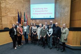 Miriam Koch, Dezernentin für Kultur und Integration (l.), mit den Ausgezeichneten und Vertretern des Lions Club Düsseldorf Carlstadt © Landeshauptstadt Düsseldorf/Michael Gstettenbauer