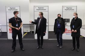 OB Dr. Stephan Keller (2.v.l), Stadtdirektor und Krisenstabsleiter Burkhard Hintzsche, Feuerwehrchef David von der Lieth (r.) und Thomas Tremmel (l.), Leiter KoCI, haben das "Impfzentrum 2.0" am Hauptbahnhof eröffnet. Foto: David Young