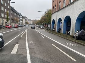 Radfahrer können nun auch auf der Eulerstraße beidseitig komfortable und breite Radwege nutzen. Sie wurden dort auf der jeweils rechten Fahrspur angelegt und mit Sicherheitsabstand zu den Parkständen markiert. Foto: Amt für Verkehrsmanagement