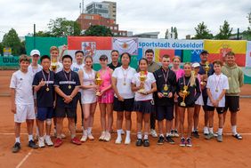 Große Siegerehrung mit Pokalübergaben nach spannenden Turniertagen mit den Teams aus Warschau, Czernowitz, Chongqing und Düsseldorf; Fotos: Schaffmeister 