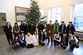 Schülerinnen der Sakura High School aus Chiba mit zwei Lehrkräften sowie Wirtschaftsdezernent Christian Zaum im Jan-Wellem-Saal des Rathauses. Foto: Ingo Lammert