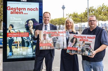 (V.l.n.r.) OB Dr. Stephan Keller, Roswitha Grimm, Amt für Soziales und Jugend, und Stephan Glaremin, Leiter Amt für Soziales und Jugend, mit der stadtweiten Informations- und Sensibilisierungskampagne gegen Einsamkeit; Foto: Melanie Zanin