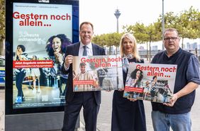 (V.l.n.r.) OB Dr. Stephan Keller, Roswitha Grimm, Amt für Soziales und Jugend, und Stephan Glaremin, Leiter Amt für Soziales und Jugend, mit der stadtweiten Informations- und Sensibilisierungskampagne gegen Einsamkeit; Foto: Melanie Zanin