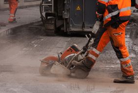 Symbolbild: Auf der Torfbruchstraße wird in Höhe der Einmündung Josef-Neuberger-Straße und Hausnummer 42 die Fahrbahn instand gesetzt. Während der Straßenbauarbeiten wird eine mobile Ampel aufgestellt