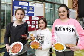 Sonia Lemanno, Ronja Krauland und Lena Seidel aus Bad Münstereifel experimentieren mit Lebensmittelfarbe, Foto: Stadtwerke Düsseldorf. 
