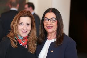 Catherine Yannidakis-Hahne (rechts) mit der griechischen Generalkonsulin Maria Papakonstantinou. Foto: Ingo Lammert