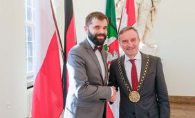 Oberbürgermeister Thomas Geisel (rechts) empfing den Generalkonsul der Republik Polen, Jakub Wawrzyniak, im Rathaus. Foto: Michael Gstettenbauer