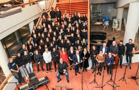 Den Weihnachtsgruß der Landeshauptstadt gestalteten Schülerinnen und Schüler des Comenius-Gymnasiums im noch nicht ganz fertigen Foyer des Schauspielhauses; Foto: Zanin