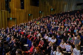 Bürgermeisterin Klaudia Zepuntke und das Gleichstellungsbüro haben anlässlich des Internationalen Frauentags zu einer Matinee in das Düsseldorfer Schauspielhaus eingeladen. Der Einladung waren über 600 Personen gefolgt; Foto: Michael Gstettenbauer