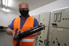 Klaus Marliani zeigt eine Sicherung, die zur Tunneltechnik gehört. Foto: David Young