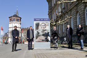 OB Dr. Stephan Keller (2. v. l.) und Michael Maletz (3. v. r.) gemeinsam mit den Kuratoren der Sonderausstellung Dr. Benedikt Mauer, Stadtarchiv, (l.) sowie Dr. Bastian Fleermann und Hildegard Jakobs, Mahn- und Gedenkstätte, (r.) vor einem der Plakate