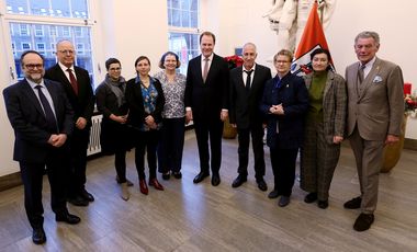 Am 8. Dezember 2025 durfte OB Dr. Stephan Keller, Sylvia Löhrmann, Antisemitismusbeauftragte NRW, der Beigeordnete Miriam Koch und dem Antisemitismusbeauftragten Düsseldorf, Wolfgang Rolshoven, die Delegation im begrüßen; Foto: David Young
