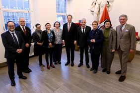 Am 8. Dezember 2025 durfte OB Dr. Stephan Keller, Sylvia Löhrmann, Antisemitismusbeauftragte NRW, der Beigeordnete Miriam Koch und dem Antisemitismusbeauftragten Düsseldorf, Wolfgang Rolshoven, die Delegation im begrüßen; Foto: David Young