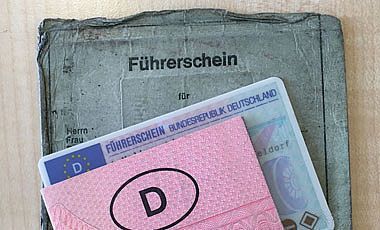 alte und neue Führerscheine liegen übereinander