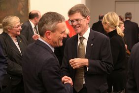 Oberbürgermeister Geisel und der britische Generalkonsul rafe Courage beim anschließenden Empfang im Jan-Wellem-Saal.