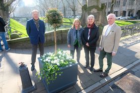 18 neue Pflanzkübel mit grün-weißer Blumenpracht stellten auf der Königsallee vor (v.l.): Peter Wienen, Vorstandsvorsitzender IG Kö, Bezirksbürgermeisterin Marina Spillner, Gartenamtsleiterin Doris Törkel und Hans Meijers, GF IG Kö. Foto: M. Gstet