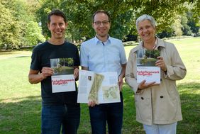 Präsentierten das erste Parkpflegewerk für den Hofgarten (v.r.) Gartenamtsleiterin Doris Törkel, Gartendenkmalpfleger Tobias Lauterbach und Landschaftsarchitekt Alexander Richter; Foto: Schaffmeister