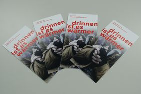 Die Flyer zum Angebot der Winternothilfe. Foto: Michael Gstettenbauer