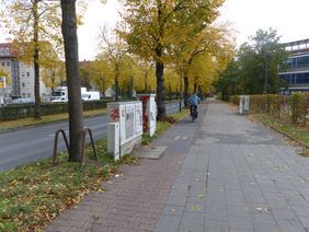 Um in Zukunft Wurzelhebungen im Radweg zu vermeiden, wird der Grünstreifen auf insgesamt 2,00 Meter verbreitert. Daran schließt ein 1,60 Meter breiter Radweg in Asphaltbauweise an. Die übrige Fläche kommt zum Gehweg