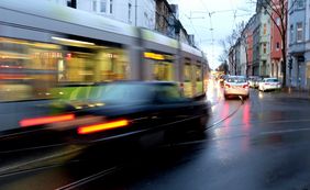 Am Tag gegen den Lärm zieht die Landeshauptstadt ein Resümee zum Thema Lärmschutz. Verkehr kann ein Auslöser von Lärmbelastungen sein, wie das Motivbild verdeutlicht. Foto: Amt für Umwelt- und Verbraucherschutz