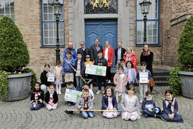 Ehrung im Rathaus: 2022 wurden das Team des Abenteuerspielplatzes Eller, das Städtische Familienzentrum Velberter Straße sowie die Geocacher Düsseldorf (in Abwesenheit) mit dem "Goldenen Besen" ausgezeichnet; Fotos: Lammert