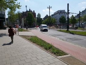 Die Pflasterarbeiten am östlicher Gehweg rund um den Ludwig-Hammers-Platz wurden bereits abgeschlossen. Foto: Amt für Verkehrsmanagement