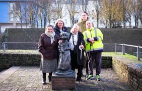 Bürgermeisterin Klaudia Zepuntke (2.v.l.) mit Jona Winstroth von der Mahn- und Gedenkstätte (2.v.r) und den beiden Töchter der "Ehra", Jeanette Urbals (l.) sowie Jenny Steinbach mit ihrem Ehemann. Foto: Mahn- und Gedenkstätte Düsseldorf