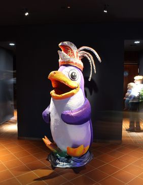 Pinguin von Jacques Tilly in der Eingangshalle
