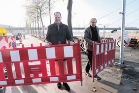 Foto von Oberbürgermeister Dr. Stephan Keller und Jochen Kral, Mobilitätsdezernent bei der Eröffnung des neuen Radweges am Joseph-Beuys-Ufer.