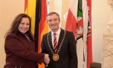 Die spanische Generalkonsulin Maria Mercedes Alonso Frayle mit Oberbürgermeister Thomas Geisel im Jan-Wellem-Saal, Foto: Wilfried Meyer.