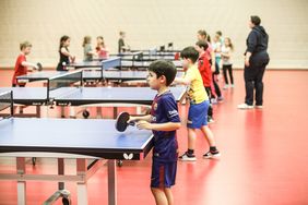 Mit großem Eifer trainierten die Kinder der KGS Fleher Straße auf dem ARAG Center Court im DTTZ