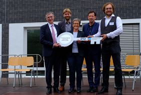 Schlüsselübergabe an Schulleiter Stephan Proksch (r.) mit: Stadtdirektor Burkhard Hintzsche, Dagmar Wandt und Florian Dirszus, Leitung Schulverwaltungsamt, sowie IPM-Vorstand Manfred Kornfeld; Foto: Schaffmeister
