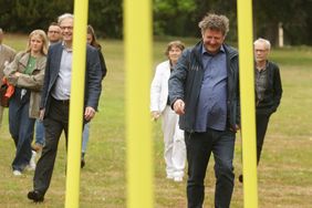 Kulturdezernent Hans-Georg Lohe (links vorne) und Dr. Gregor Jansen (rechts vorne) stellten den Internationalen Skulpturenpark vor: Hier am Werk von Martin Pfeifle "Orbis"; Foto: David Young