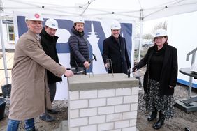 Legten den Grundstein für die Erweiterung der Kita Kaldenbergstraße (v.l.): Thomas Kolb (Karl Heuck GmbH), Stadtdirektor Burkhard Hintzsche, IPM-Geschäftsführer Michael Köhler, OB Dr. Stephan Keller und Kita-Leiterin Brigitta Matthies. Foto: Gstettenbauer