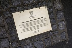 Die Gedenktafel zu Ehren von Dr. Detlev Karsten Rohwedder am Kaiser-Friedrich-Ring. Foto: Landeshauptstadt Düsseldorf/Melanie Zanin